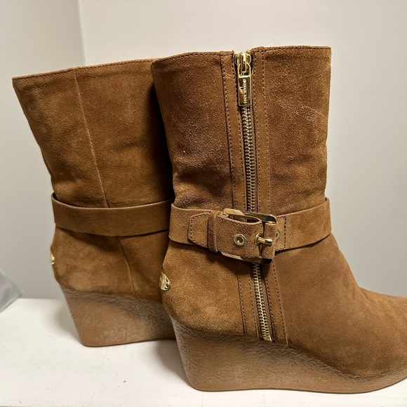Like new Michal Kors wedge heel boots - Picture 2 of 4